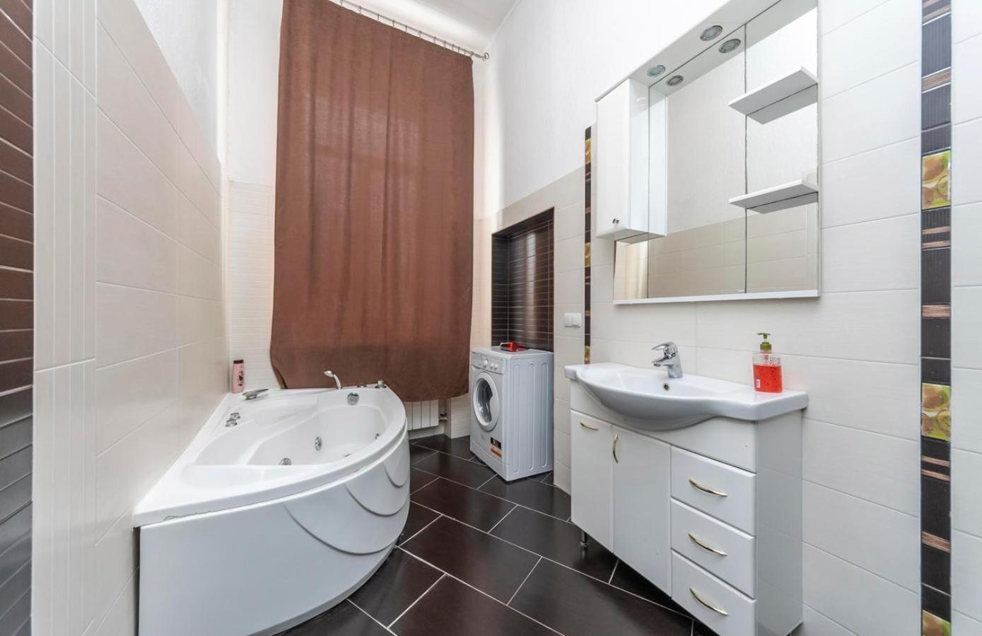 Comfortable Apartment On Mikhaylovskiy Lane Киев Экстерьер фото